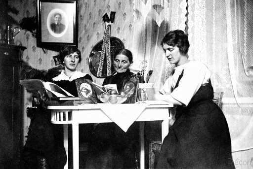 1915 Moster Agnes, Maria och Hildur.jpg - Maria Norberg med döttrarna Agnes till vänster och Hildur.